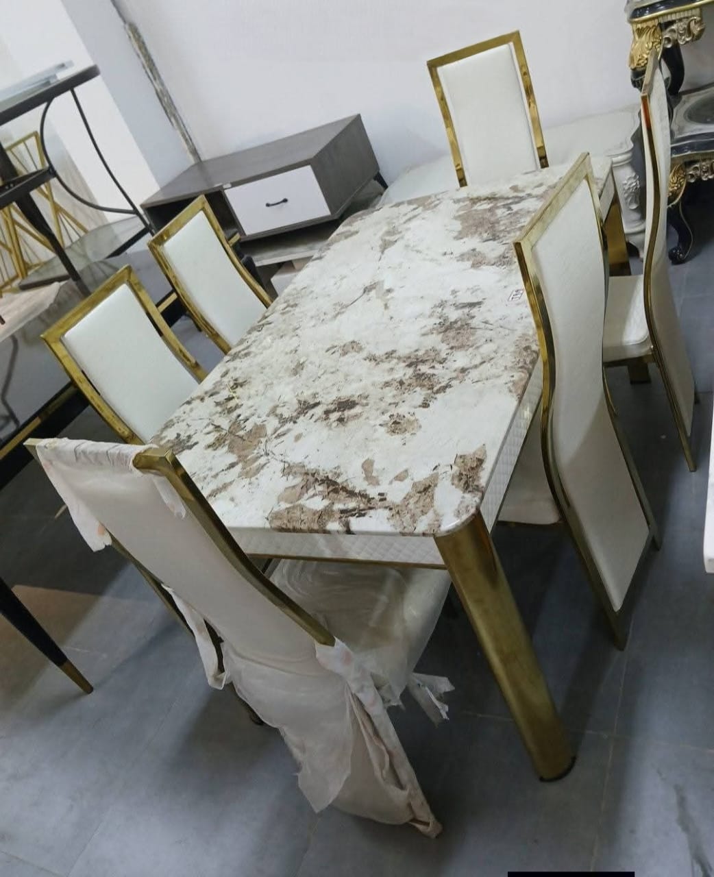 Salle à manger Marbre Blanc & Or — Chaises Crème (6 places)